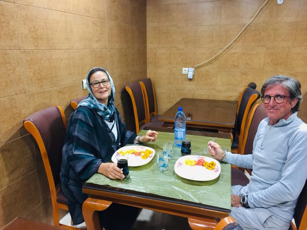 بهترین رستوران جزیره هرمز 4 مسافران خارجی در رستوران رد بیچ هرمز