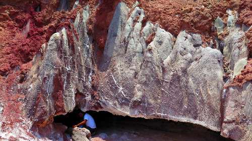 غار الهه نمک فیروزه ای رنگین کمان در جزیره هرمز