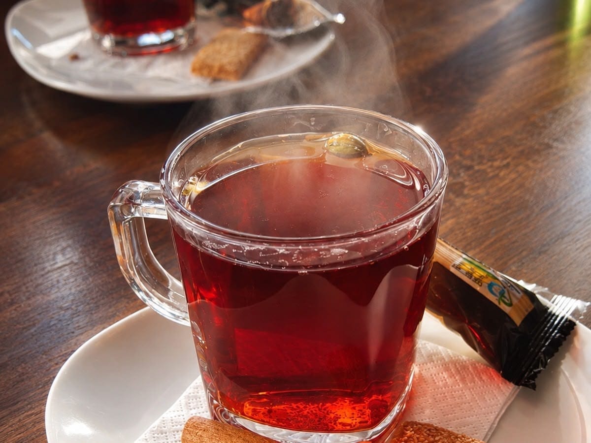 چای دمی در رد بیچ کافه جزیره هرمز