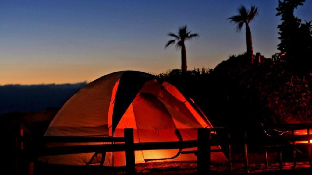 کمپینگ در جزیره هرمز وسایل مورد نیاز هزینه ها فصل مناسب و مکان مناسب