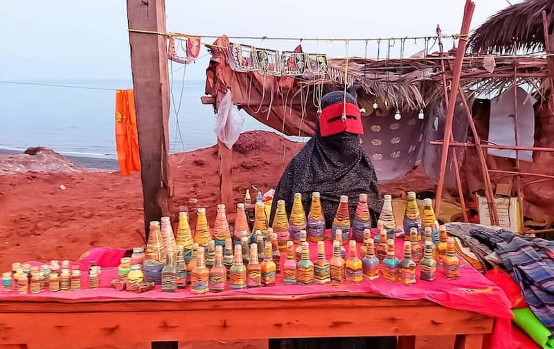 سوغات جزیره هرمز خاک رنگی صدف لباس محلی