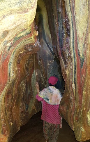 غار الهه نمک فیروزه ای رنگین کمان در جزیره هرمز