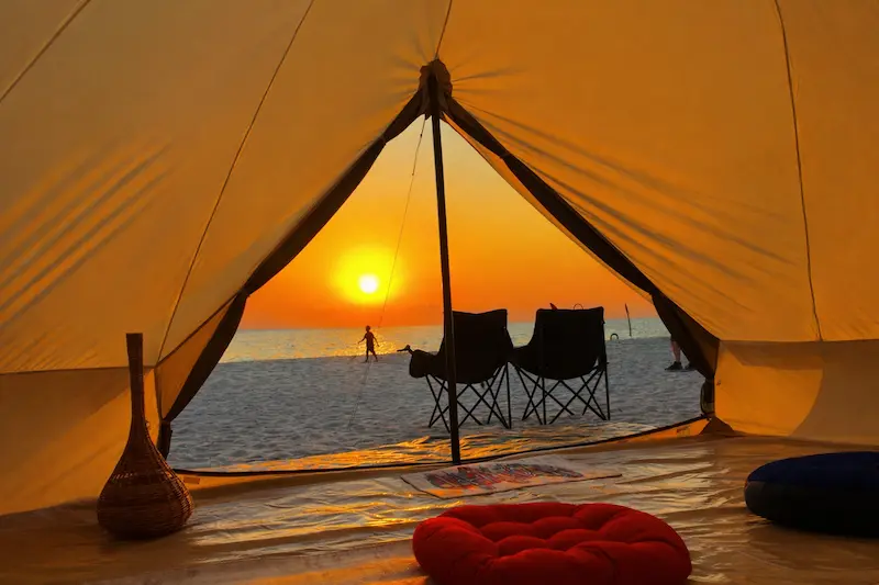 کمپینگ در جزیره هرمز وسایل مورد نیاز هزینه ها فصل مناسب و مکان مناسب