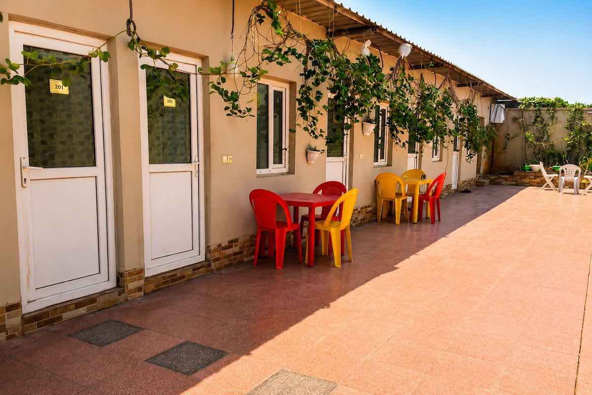 حیاط و نمای بیرونی اتاق‌های اقتصادی هتل ساحل سرخ هرمز
