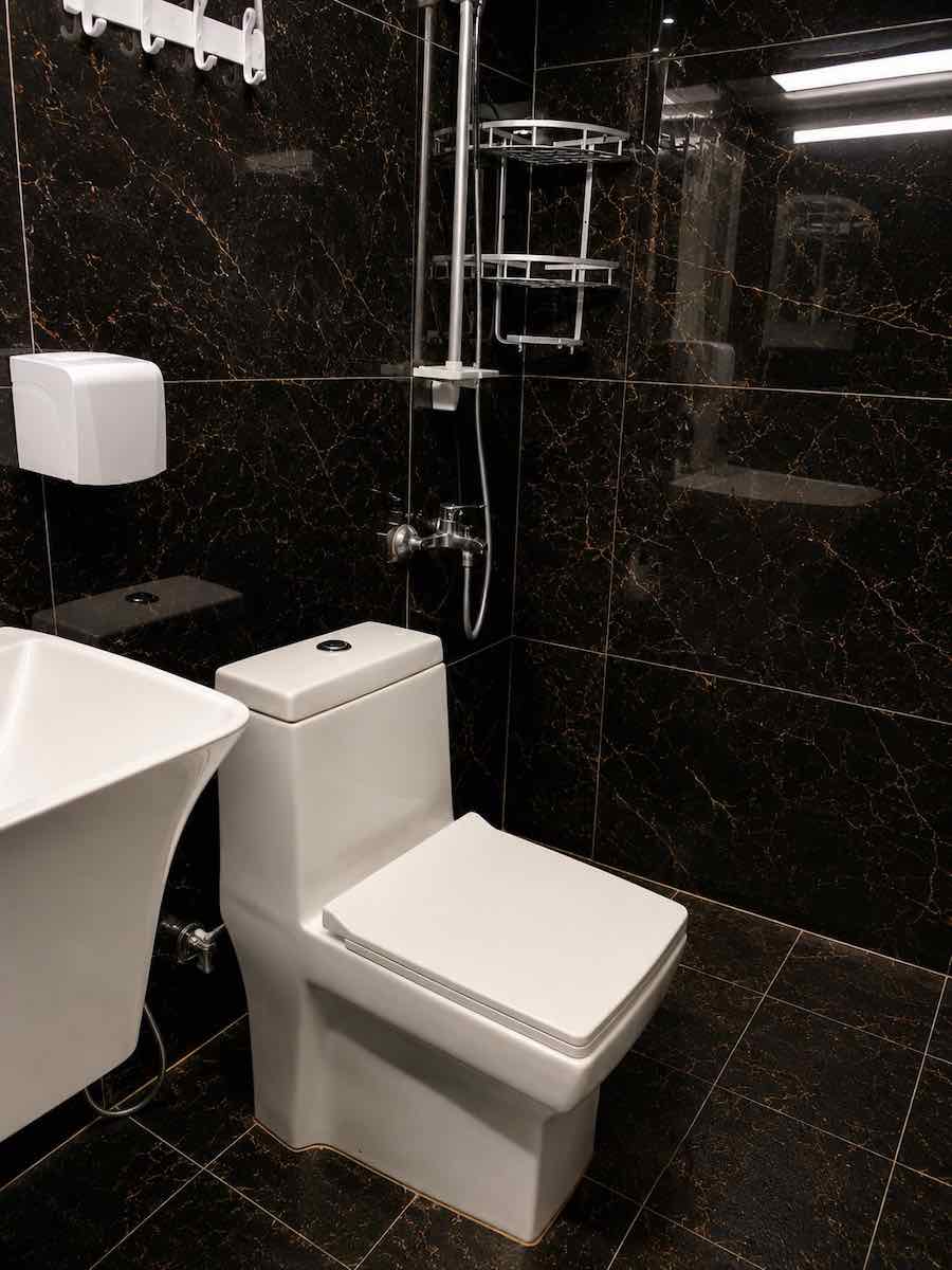 حمام اختصاصی اتاق مستر ۱۰۹ هتل ساحل سرخ هرمز