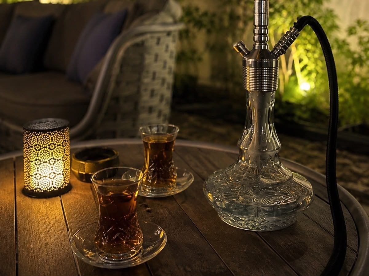 قلیان میوه‌ای در رد بیچ کافه جزیره هرمز